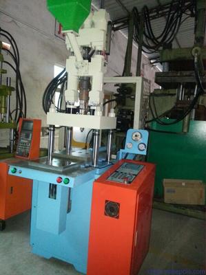 大量雙合金螺桿二手立式注塑機優惠價出售，適合手機連接產品制造